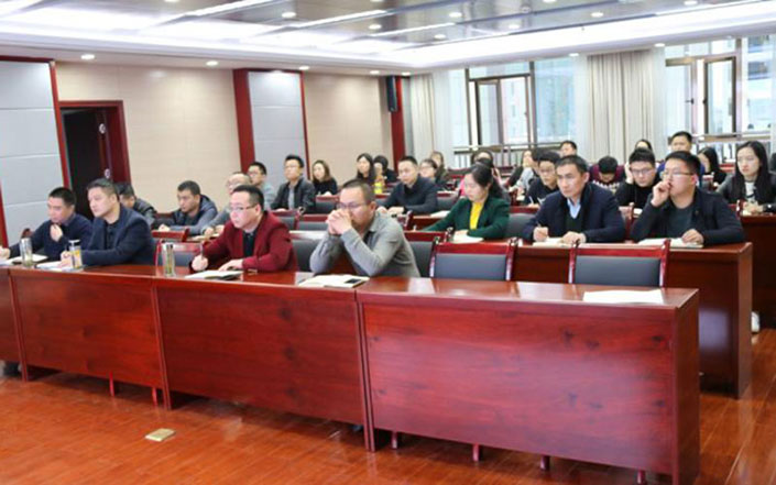 恩施國投公司連夜組織學(xué)習(xí)中央會議及講話精神