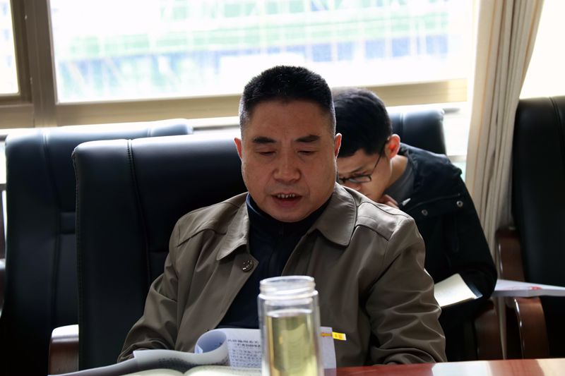 副總經(jīng)理鄧波領(lǐng)學(xué)州委關(guān)于向“愚公支書”王光國學(xué)習(xí)的決定