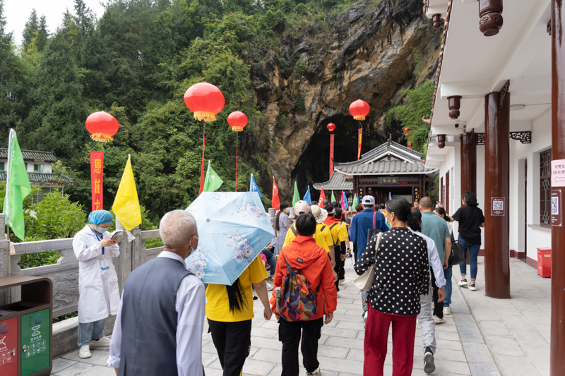 1654045645403672.jpg 絡繹不絕的游客1.jpg