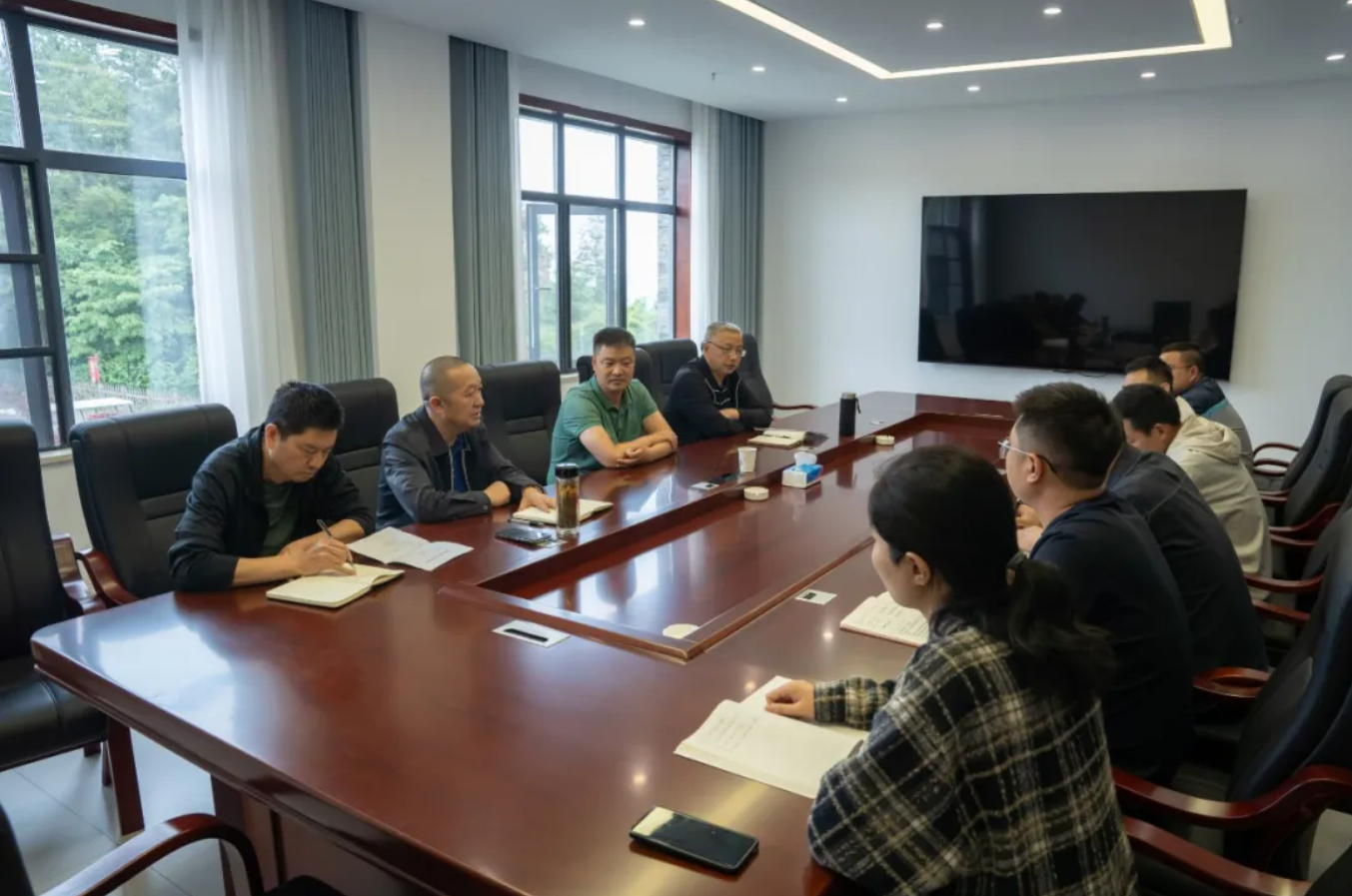 集團(tuán)領(lǐng)導(dǎo)到州文化中心文旅綜合體項(xiàng)目、忘塵峰露營(yíng)度假區(qū)項(xiàng)目督辦重點(diǎn)工作